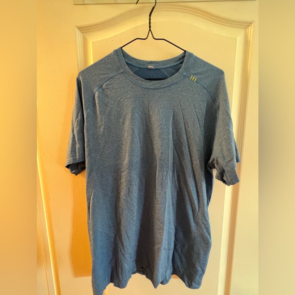 Lululemon Métal Vent Tee. Size large.